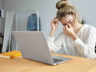 Qué es la presbicia: causa, síntomas y forma de corregir la vista cansada